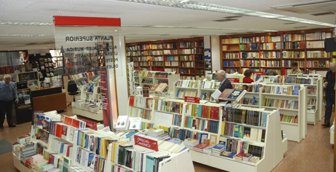 Un pedigüeño a la puerta de una librería, por Salvador Rivas