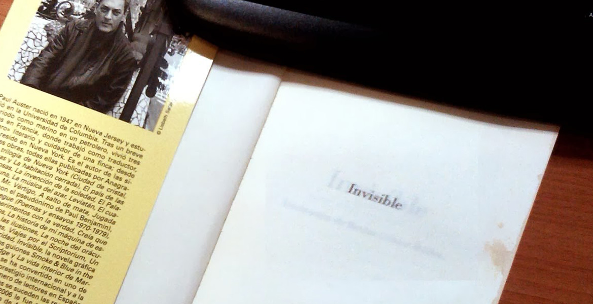 Un café derramado sobre un libro, por Salvador Rivas