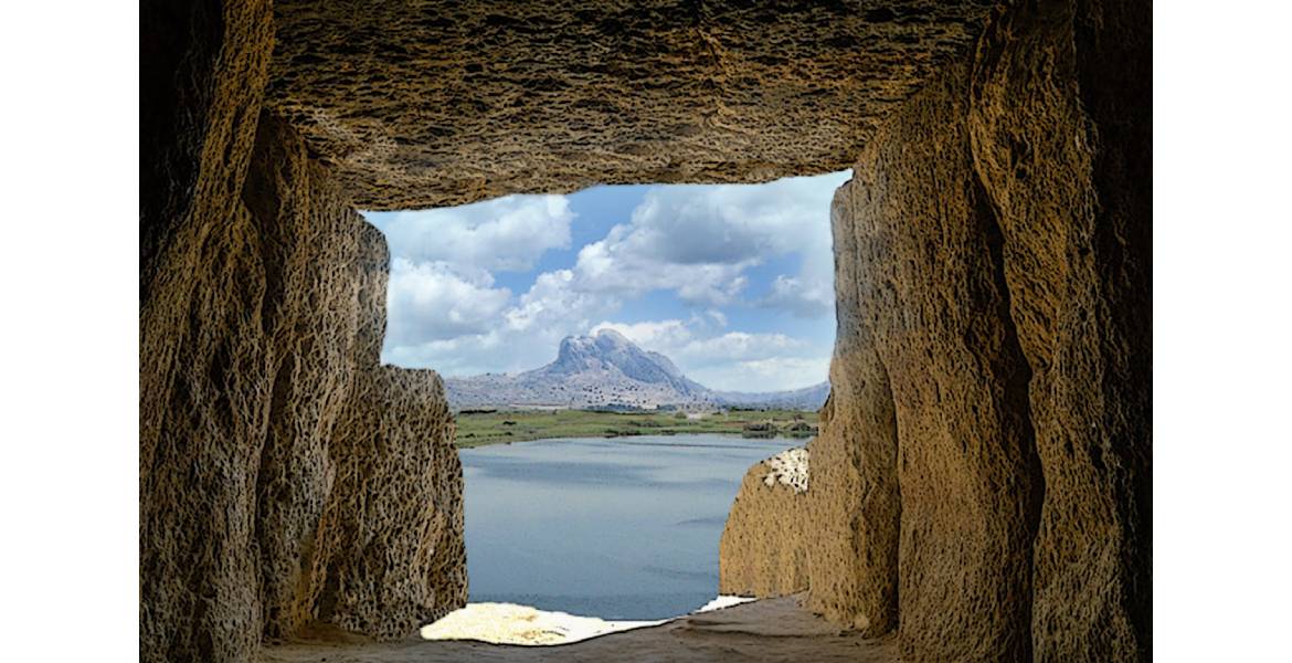 Recreación de la vista de la laguna y la Peña desde el dintel del dolmen