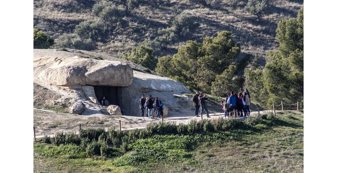 Visitantes en el dolmen de Menga. Foto: S.R.