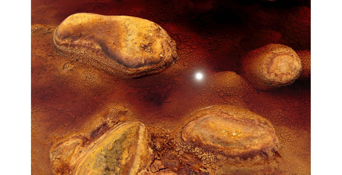 El sol se refleja sobre el río Tinto